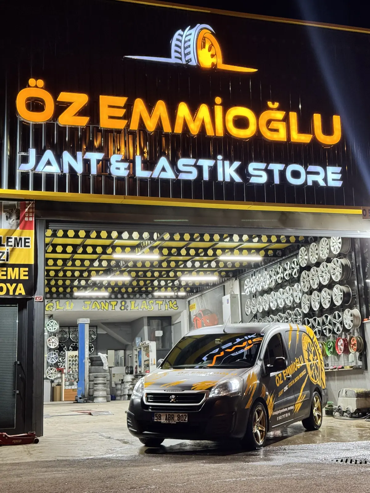 Sivas Jant Yenileme Merkezi'nin gece ışıklandırılmış tabelası ve açık atölyesi