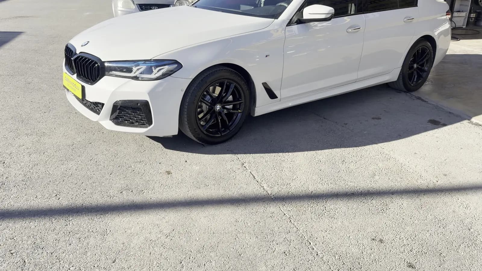 Jantları yenilenip araca takılmış beyaz BMW