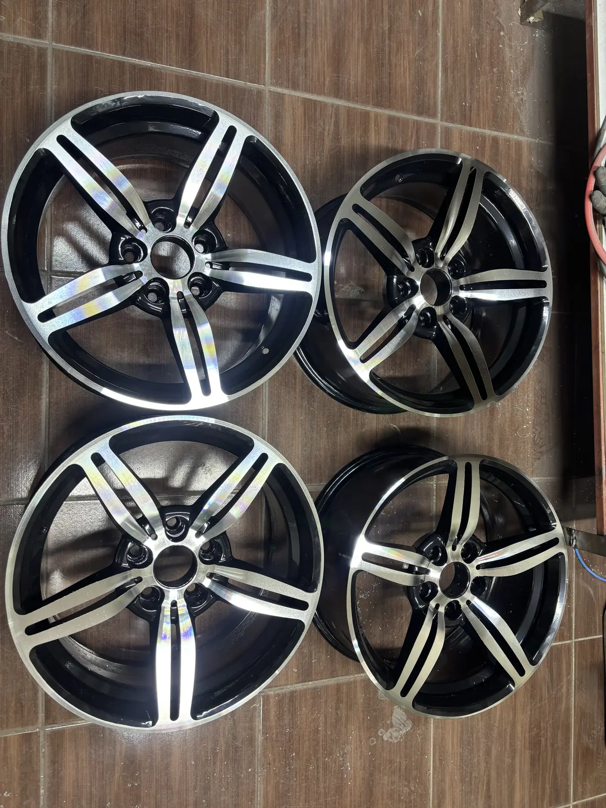 Yenileme işlemi tamamlanmış BMW jant takımı