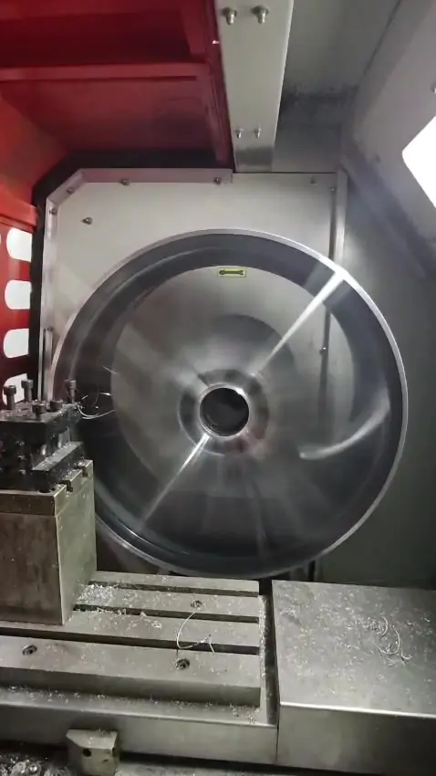Torna tezgâhında dönen jantın işlenmiş parlak yüzeyi