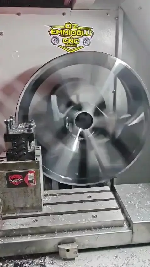 CNC jant tornalama işlemi sırasında talaş kaldırılan jant yüzeyi