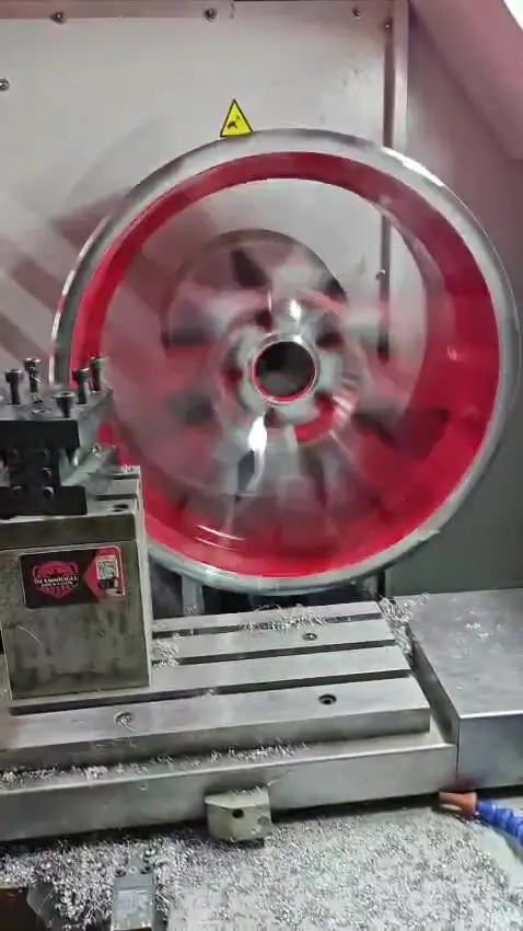Kırmızı boyalı jantın CNC tezgâhta elmas kesim işlemi