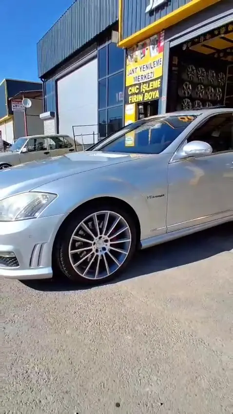 AMG jantı boyanmış aracın yan görünümü