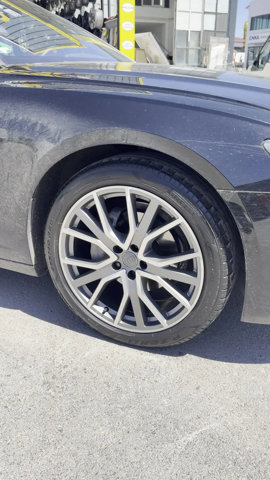 Boyama işlemi tamamlanmış Mercedes jantının araç üzerindeki görünümü