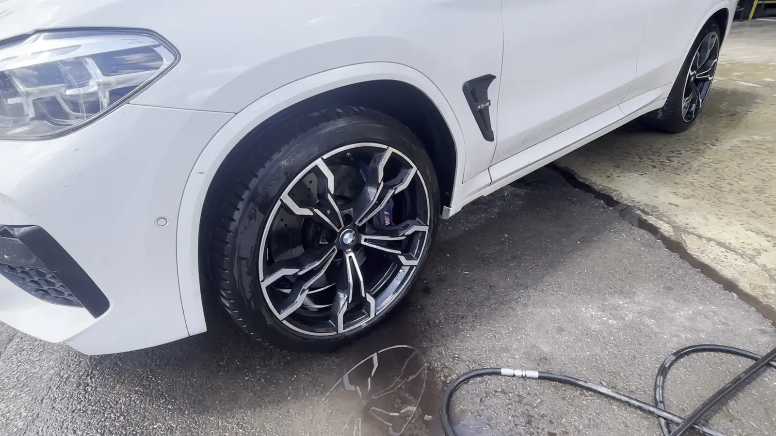 Jant yenileme sonrası atölyeden çıkan beyaz Mercedes