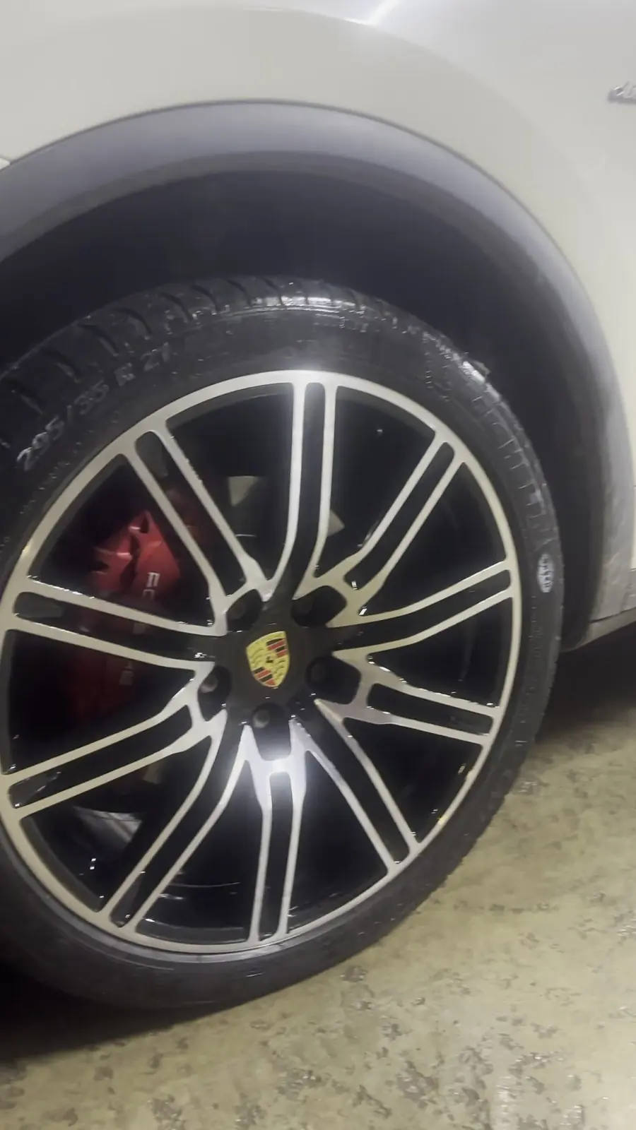 Porsche Cayenne'in yenilenen jantının araç üzerindeki görünümü