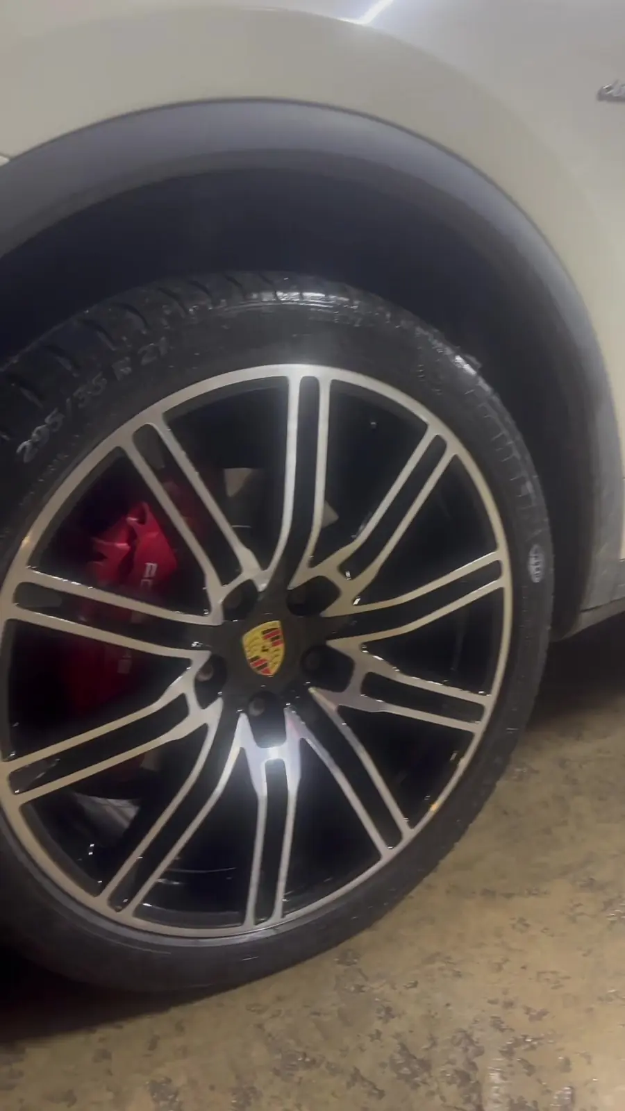 Jantı yenilenmiş Porsche'nin tekerlek detayı